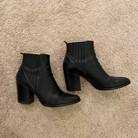 *ON SALE* Marc Fisher LTD Alva Stacked Heel Bootie - Picture 6 of 10